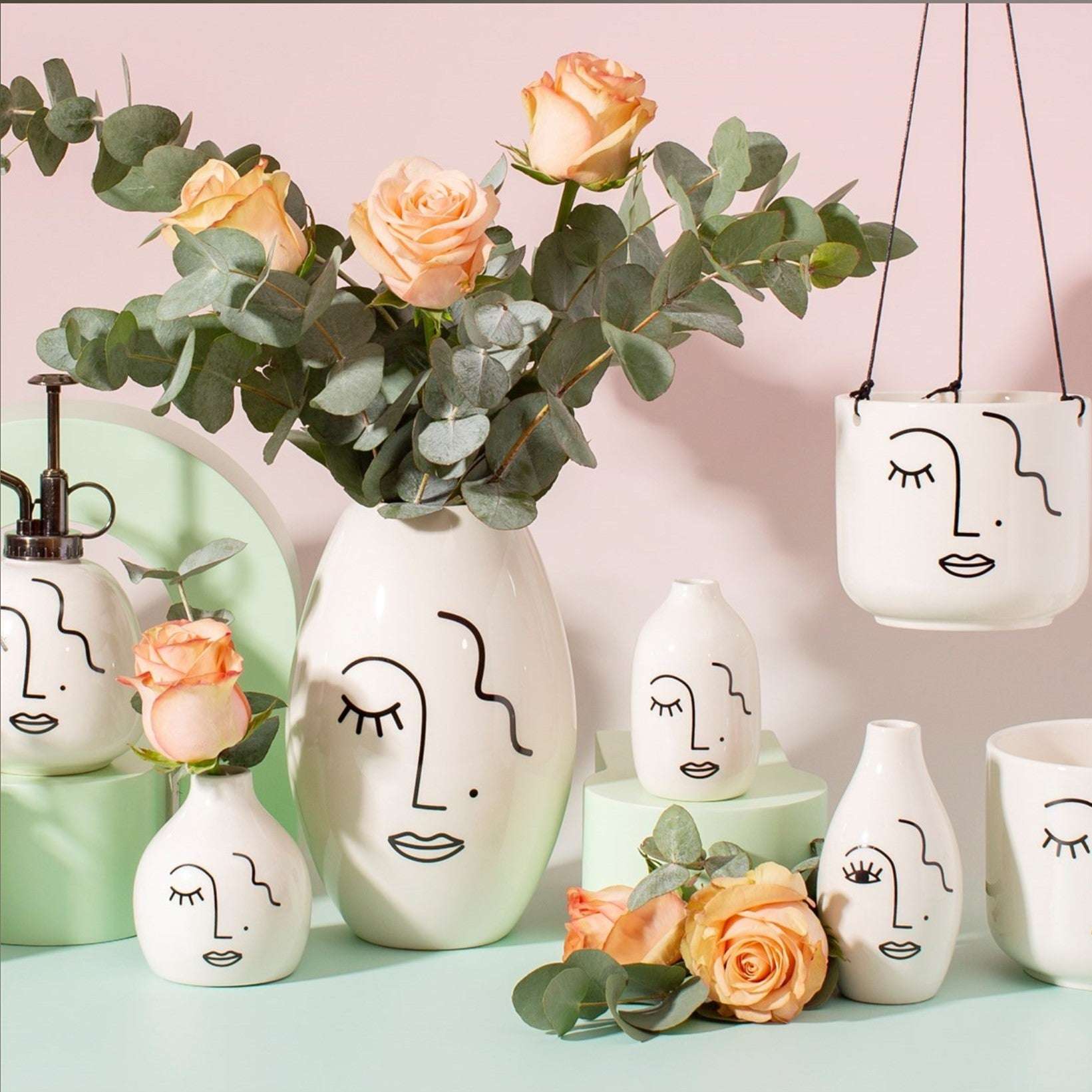 Grand vase design visage abstrait