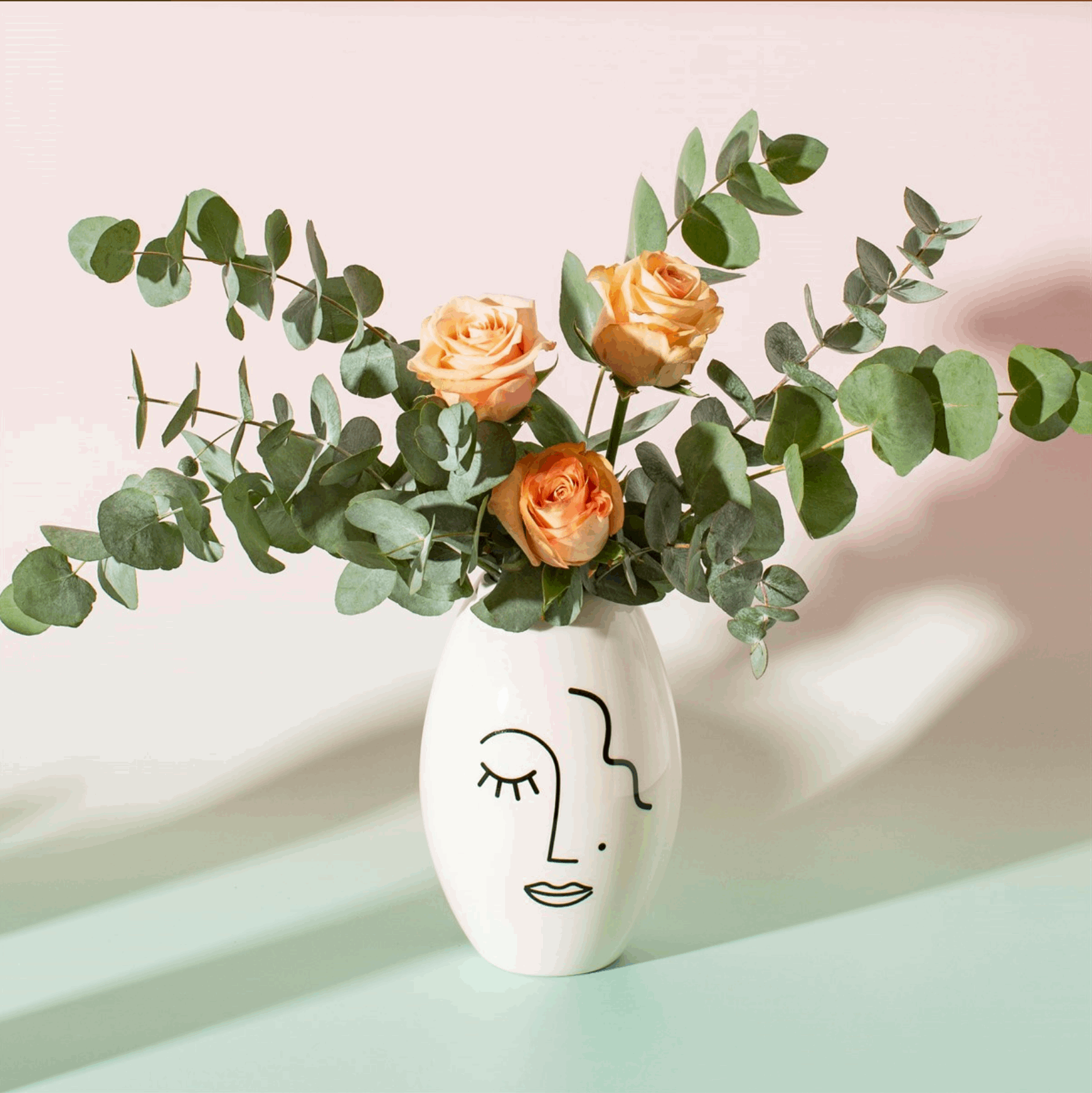 Grand vase design visage abstrait