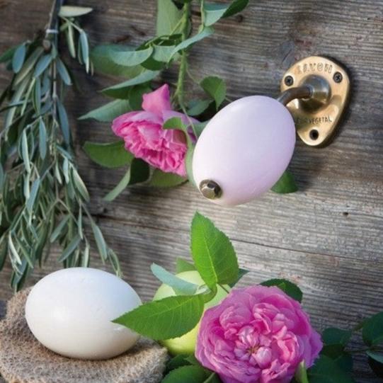 Porte-savon rotatif style écolier avec savon pur végétal. Un design rétro et pratique pour une touche d’authenticité dans votre salle de bain ou cuisine.