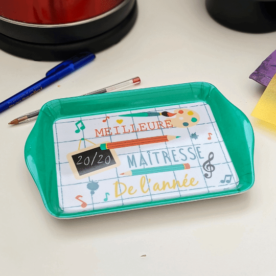 Cadeau fin d’année maîtresse – petit plateau décoratif "Meilleure maîtresse 20/20", style écolier, pour poser stylos, clés ou accessoires de bureau. Idée cadeau originale pour remercier une institutrice.
