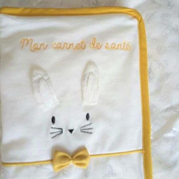 protege-carnet-de-sante-bebe-lapin-jaune_2