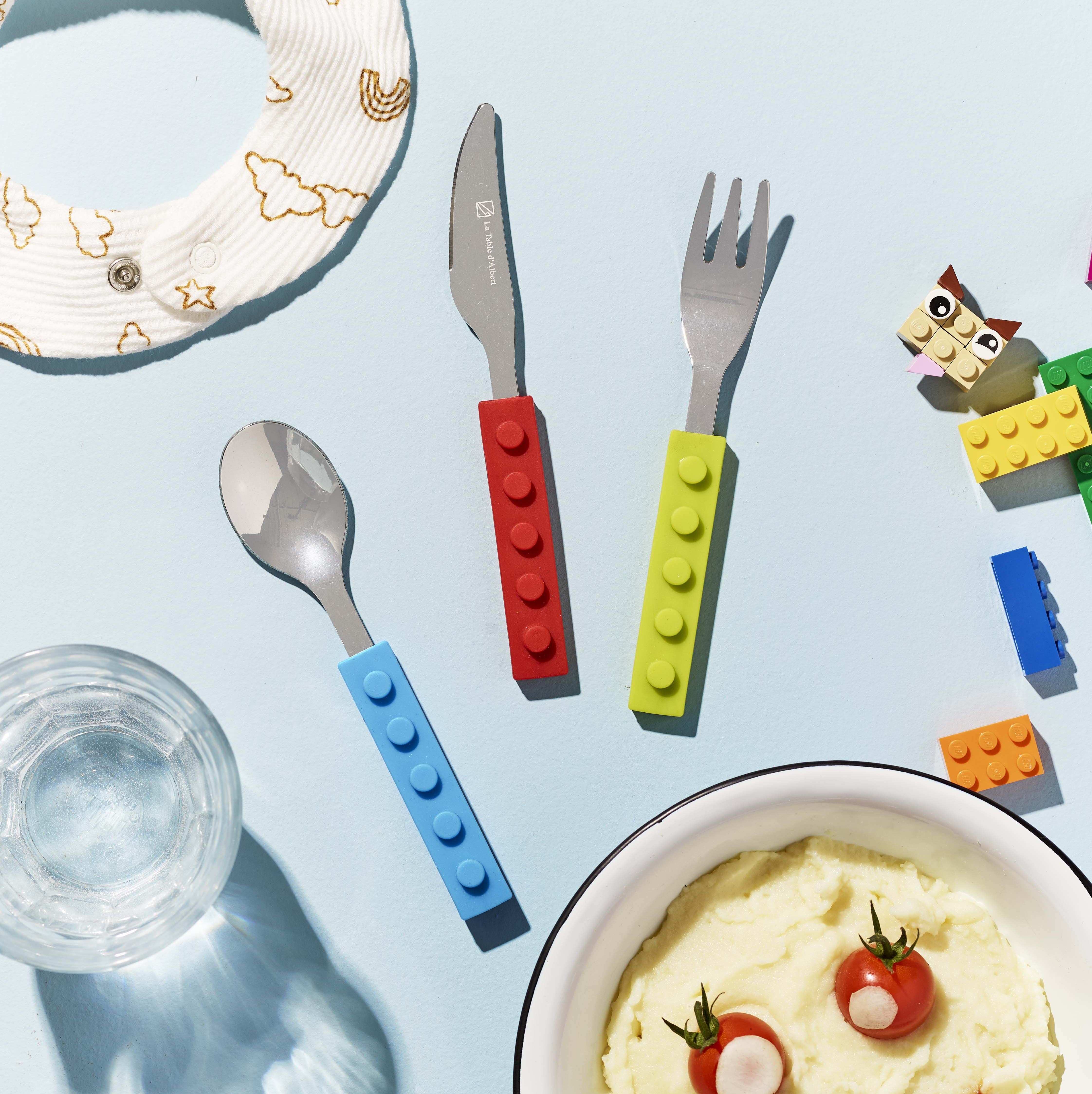 Set de couverts empilables Ludo pour enfants : cuillère, fourchette et couteau colorés, parfaits pour les repas des tout-petits.