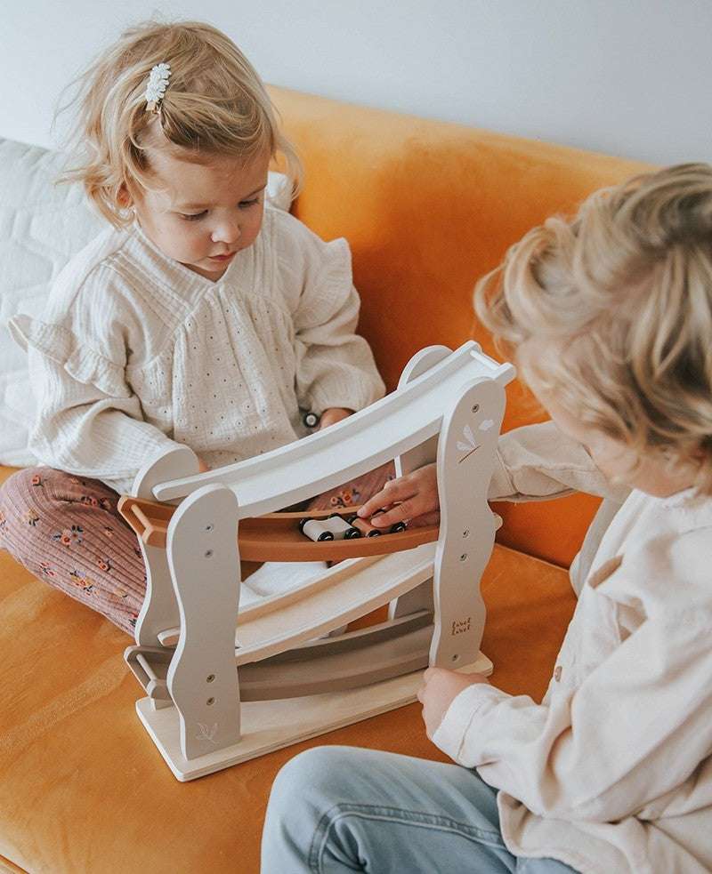 Toboggan de petites voitures en bois