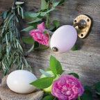 Porte-savon rotatif style écolier avec savon pur végétal. Un design rétro et pratique pour une touche d’authenticité dans votre salle de bain ou cuisine.