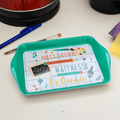 Cadeau fin d’année maîtresse – petit plateau décoratif "Meilleure maîtresse 20/20", style écolier, pour poser stylos, clés ou accessoires de bureau. Idée cadeau originale pour remercier une institutrice.