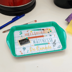 Cadeau fin d’année maîtresse – petit plateau décoratif "Meilleure maîtresse 20/20", style écolier, pour poser stylos, clés ou accessoires de bureau. Idée cadeau originale pour remercier une institutrice.