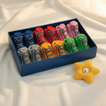Lot de 6 paires de chaussettes bébé style basket colorées — bleu, rouge, rose, gris, orange, vert — présentées dans leur boîte cadeau bleue