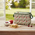 Sac isotherme Chérie Party motif cerises avec yaourt, cerises fraîches et pomme sur table en bois - idéal goûter et pique-nique