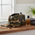 Trousse de toilette homme camouflage kaki grande capacité, ouverte avec rasoir, brosse à dents et cologne sur étagère en bois