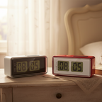 Réveil horloge vintage digital blanc et rouge mis en scène sur table de nuit en bois, ambiance chambre cosy