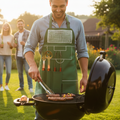 Tablier barbecue design terrain de football vert porté au barbecue en jardin, avec fourchette et accessoires à manches bois — cadeau original fan de foot